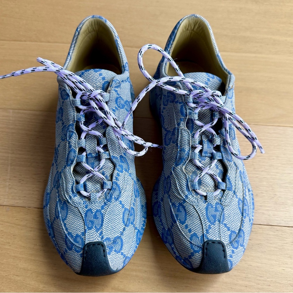 Gucci Blue and Beige Sneakers with Luxurious Craftsmanship - Picture 2 of 6